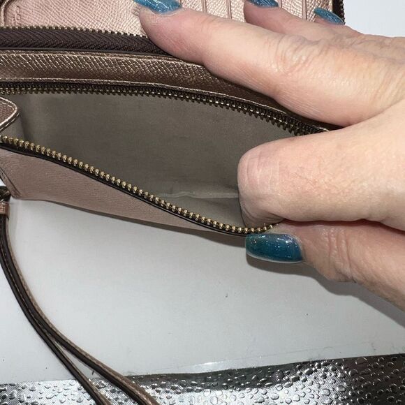 Coach Women's Metallic Universal Wallet with Phone Pocket in Rose Gold Pebble Le - Picture 7 of 8